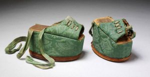 средновековни обувки на платформа